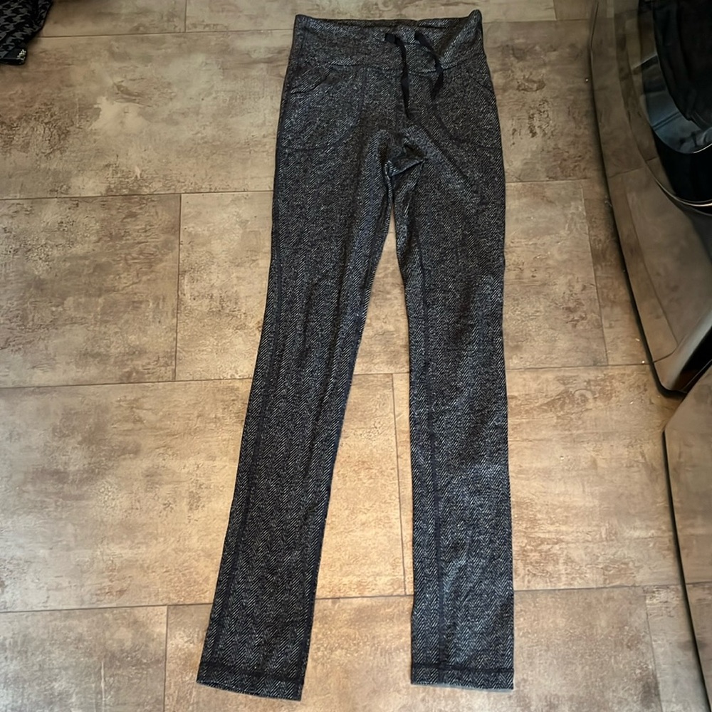 Lululemon pants size 6. Herringbone pattern.